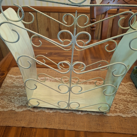Elegant Cream Metal Magazine Rack - Picture 7 of 7